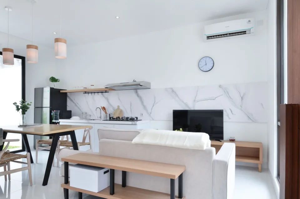Linh kiện thay ra cho khách xem